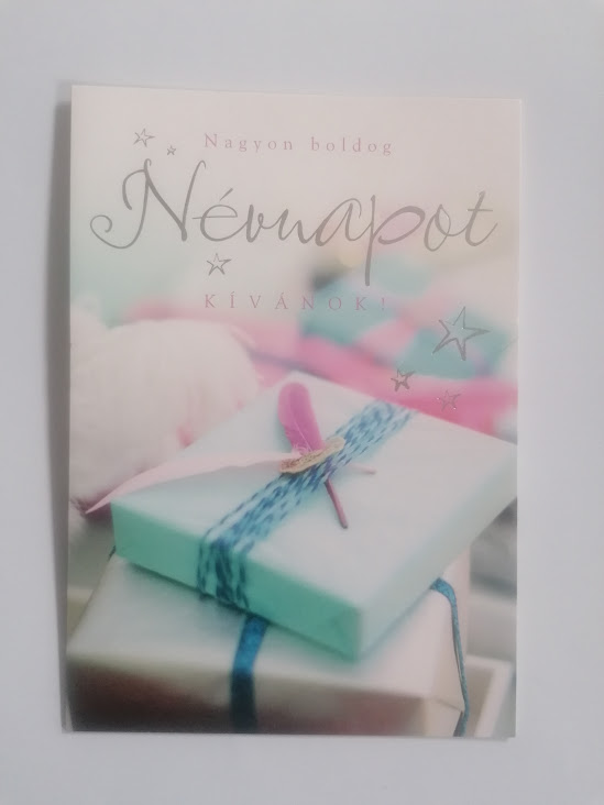Képeslap - Nagyon Boldog Névnapot Kívánok! - csomagok, lila toll